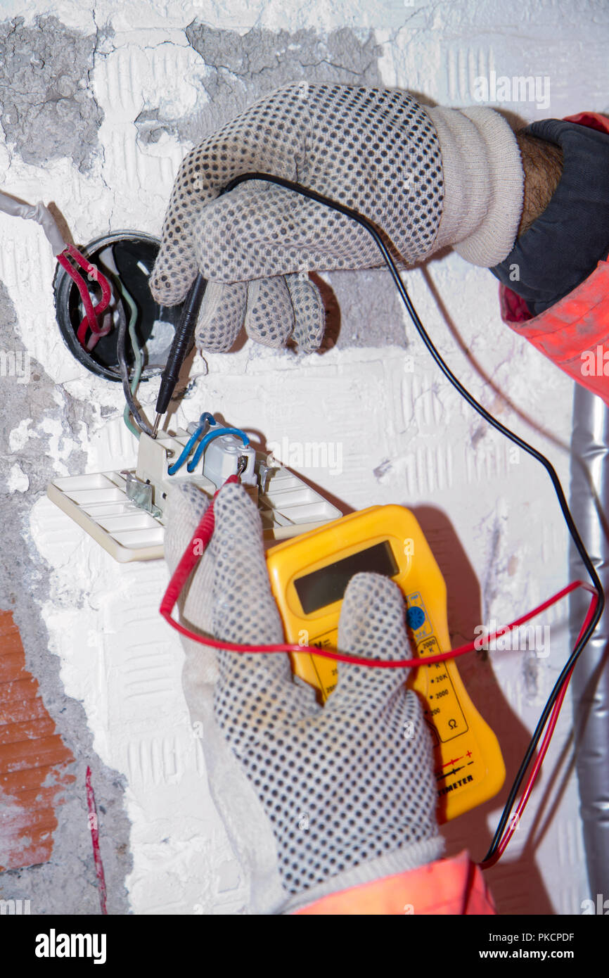 Elektriker bei der Arbeit mit einem Stecker Stockfoto Elektriker bei der Arbeit mit einem Stecker Stockfoto