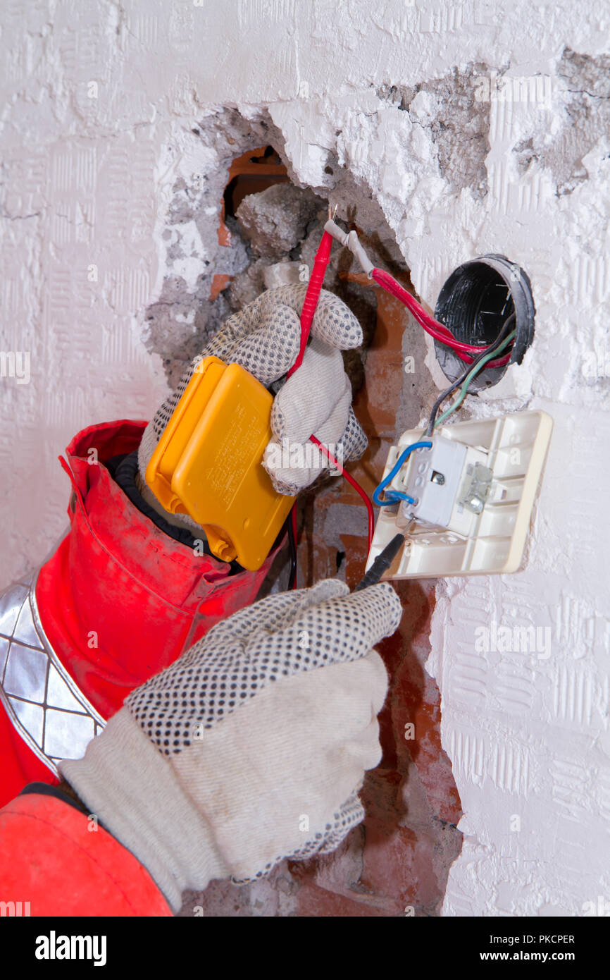 Elektriker bei der Arbeit mit einem Stecker Stockfoto Elektriker bei der Arbeit mit einem Stecker Stockfoto
