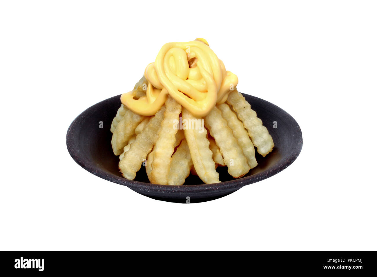 Isoliert von Vulkan Pommes frites, Pommes frites garniert mit Käse angeordnet ist wie der Vulkan im schwarzen Boden Platte auf weißem Hintergrund. Stockfoto