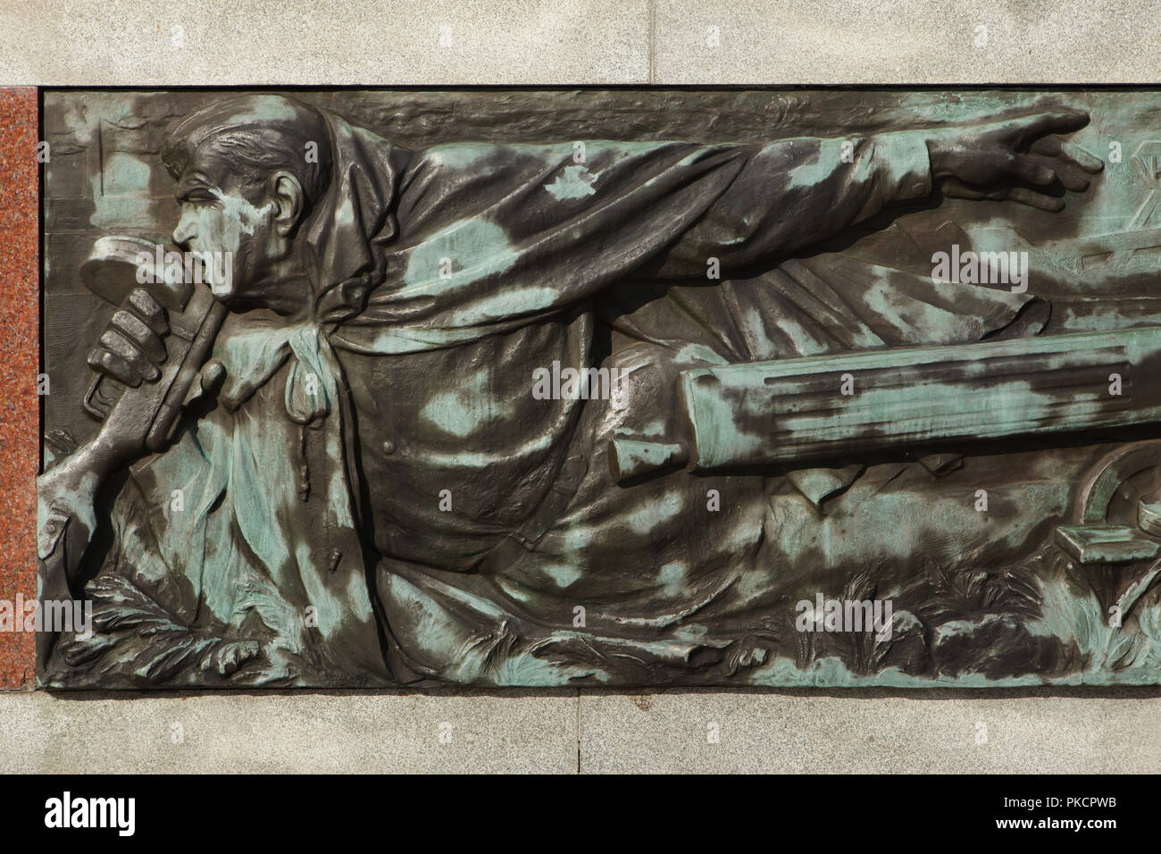 Rote Armee Soldat in der bronze Relief von Tschechischen Bildhauer Karel vávra dargestellt auf der Roten Armee Memorial (památník Rudé armády) in Ostrava, Tschechische Republik. Das Kriegerdenkmal entworfen von Tschechischen Bildhauer Karel Vávra und Konrád Babraj und tschechischen Architekten Jan Jírovec wurde in 1945-1947 in der komenského Gärten gebaut. Die Gedenkstätte dient auch als Mausoleum für 656 Soldaten der Roten Armee bei der Befreiung von Ostrava im April 1945 gefallen. Stockfoto