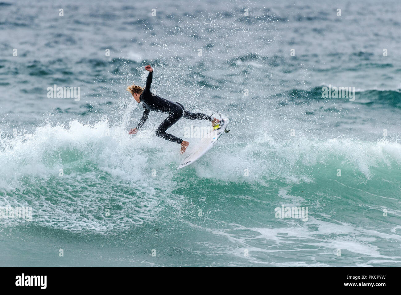 Ein Surfer auf den Fistral in Newquay Cornwall. Stockfoto