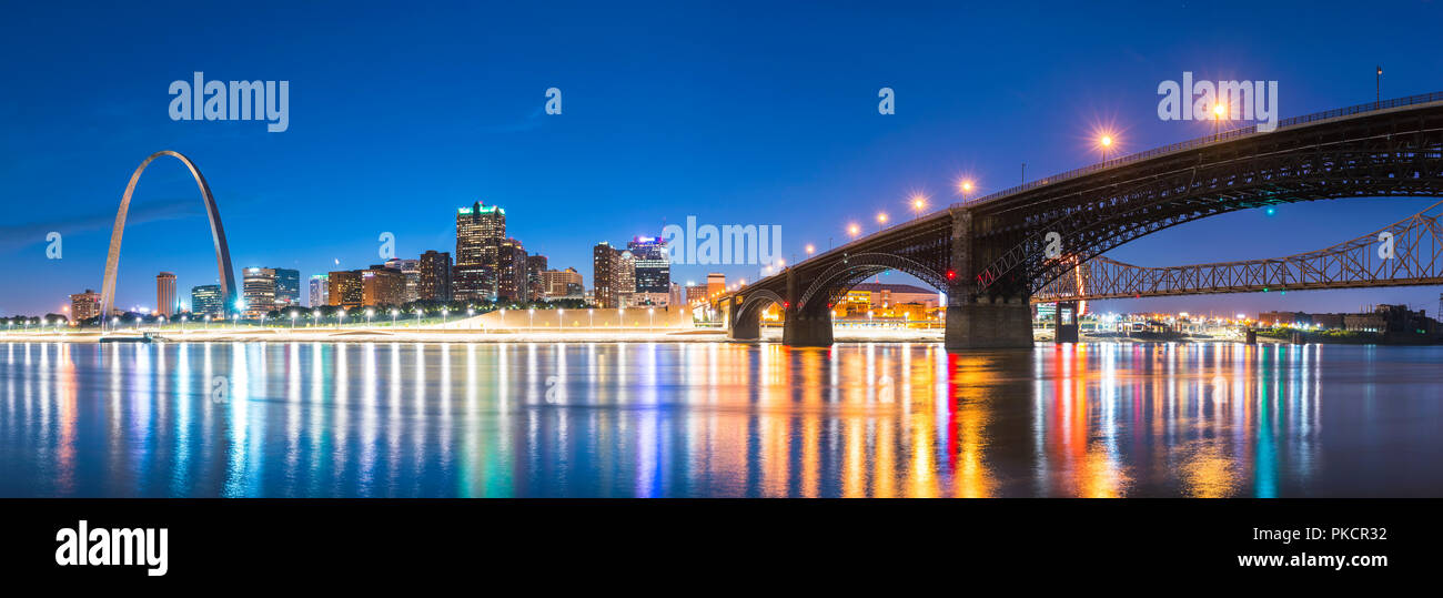 St. louis Wolkenkratzers bei Nacht mit Reflexion im Fluss, St. Louis, Missouri, USA. Stockfoto