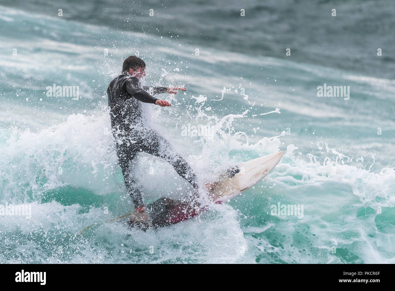 Ein Surfer auf den Fistral in Newquay Cornwall. Stockfoto