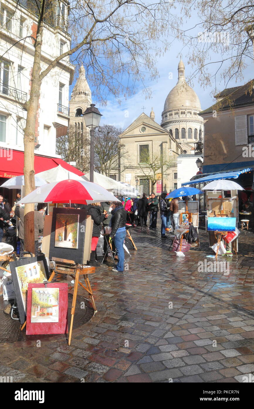 PARIS - 3. März: Künstler Kunstwerke und Staffeleien in der charmanten Place du Tertre in Montmartre, Paris am 3. März 2014 eingestellt. Montmartre ist eines der am meisten Stockfoto
