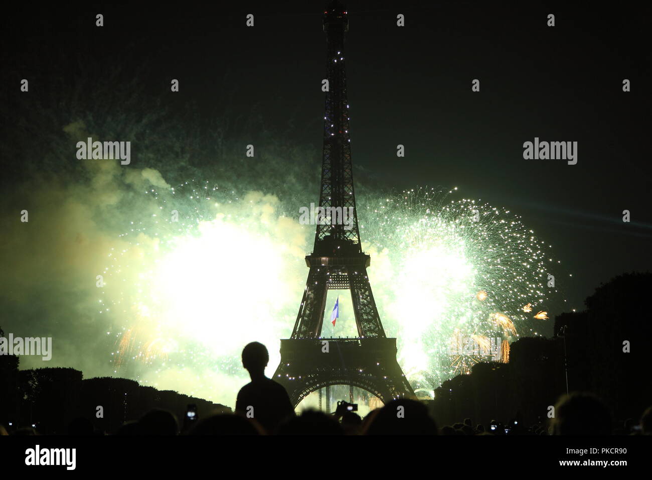 Berühmte Feuerwerk in der Nähe von Eiffelturm während der Feierlichkeiten zum französischen Nationalfeiertag, Tag der Bastille in Paris, Frankreich. Stockfoto