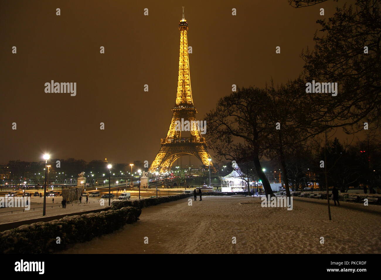 Romantisch verschneiten Park in der Nähe des Eiffelturm, Paris (Frankreich). Stockfoto