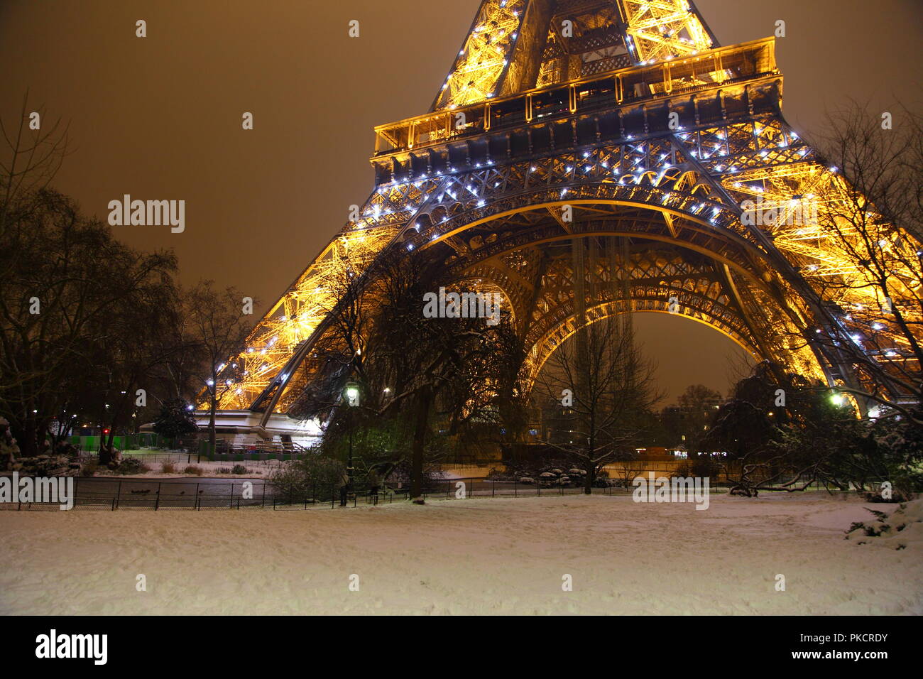 Romantisch verschneiten Park in der Nähe des Eiffelturm, Paris (Frankreich). Stockfoto