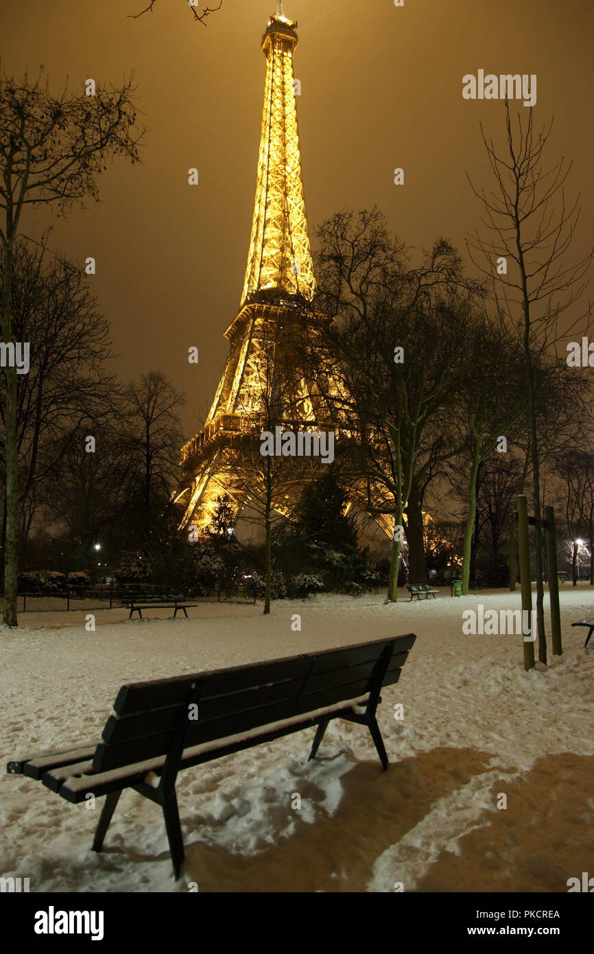 Romantisch verschneiten Park in der Nähe des Eiffelturm, Paris (Frankreich). Stockfoto