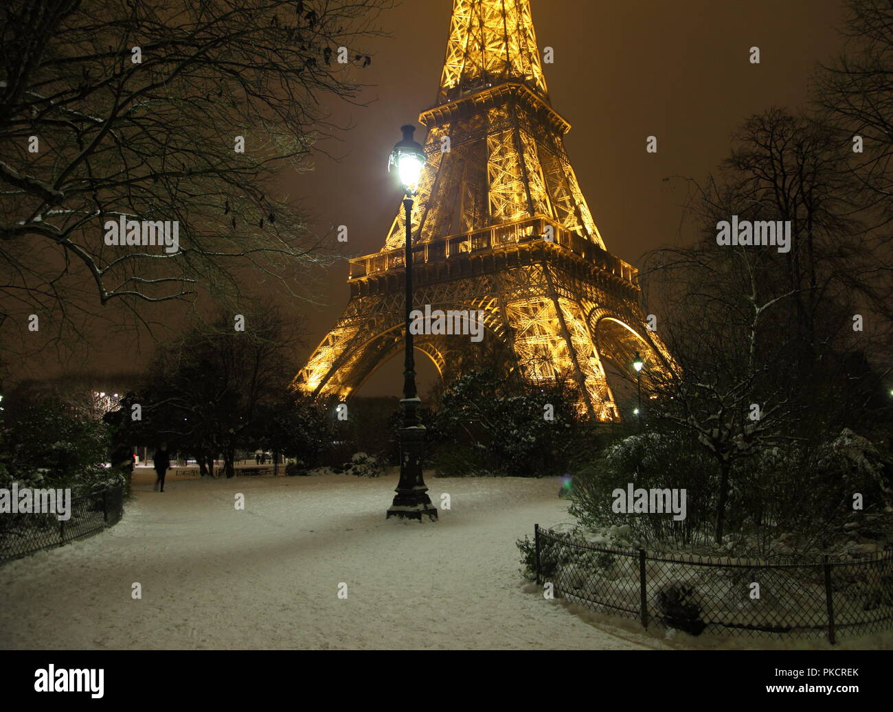 Romantisch verschneiten Park in der Nähe des Eiffelturm, Paris (Frankreich). Stockfoto