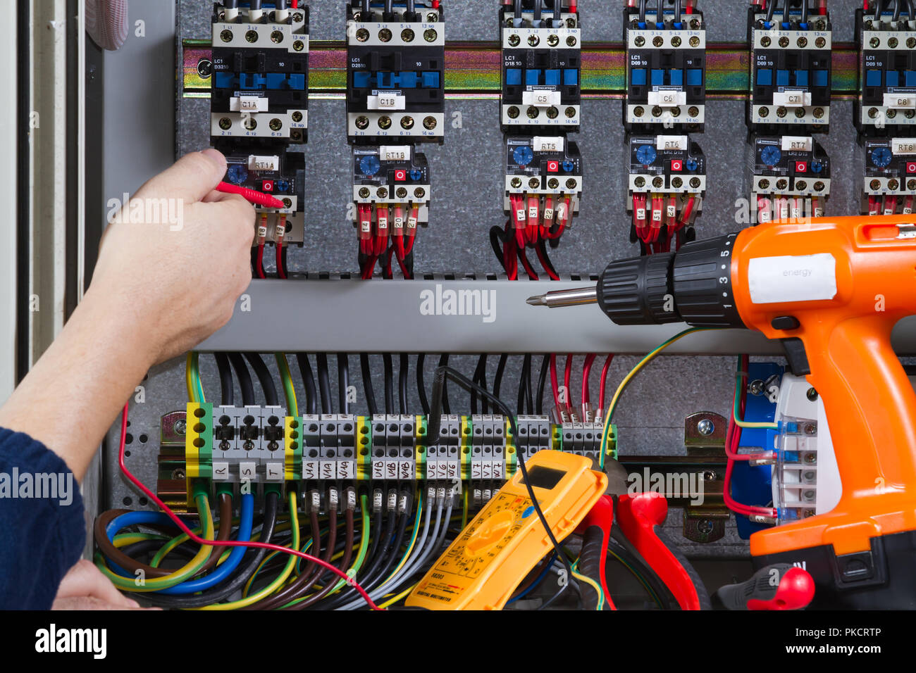 Elektriker bei der Arbeit mit einem elektrischen Bedienfeld Stockfoto