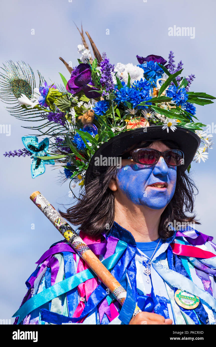 Morris Tänzerin, Mitglied des Exmoor Grenze Morris an der Swanage Folk Festival, Dorset Großbritannien auf einem schönen warmen sonnigen Tag im September 2018. Stockfoto