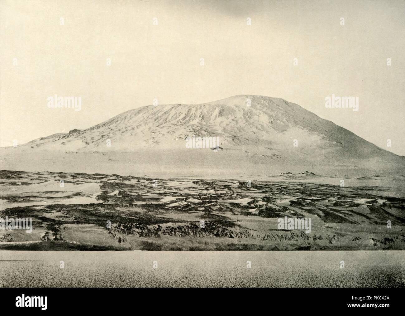 'Mount Erebus ... die alten Krater auf der Linken', c 1908 (1909). Artist: Unbekannt. Stockfoto