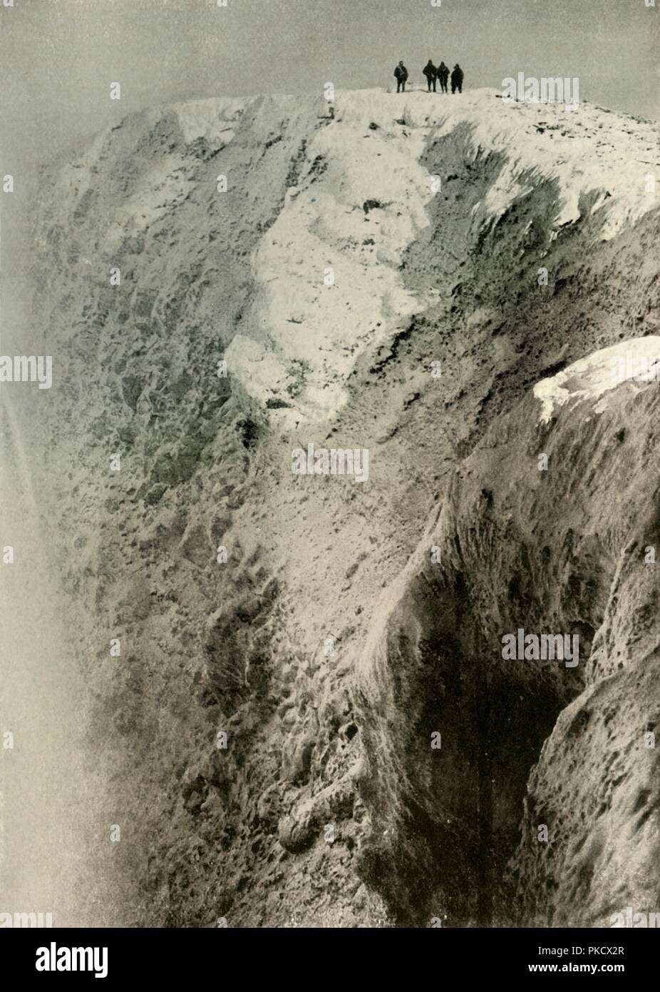 "Der Krater Erebus, 900 Meter tief und 800 Meter breit", 1908, (1909). Artist: Unbekannt. Stockfoto