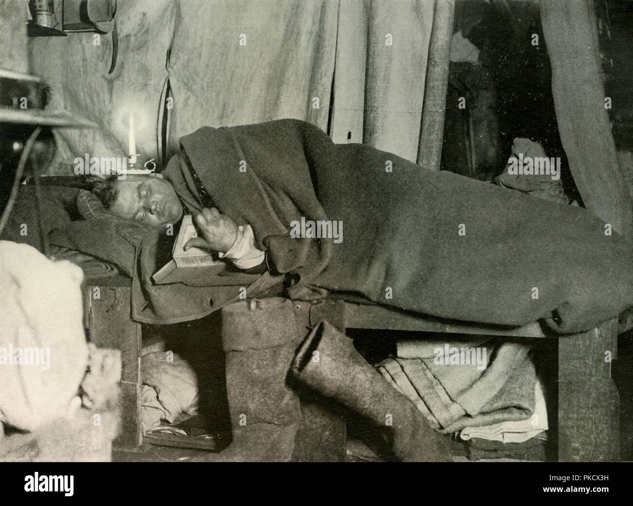 'Marston in seinem Bett', c 1908 (1909). Artist: Unbekannt. Stockfoto