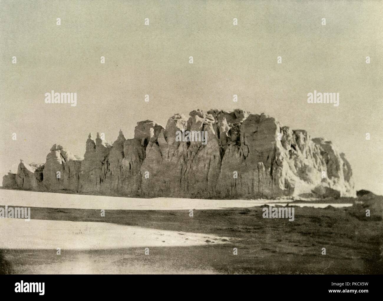 Der errated Rand der Gletscher südlich von Cape getragen, Ross Island', c 1908 (1909). Artist: Unbekannt. Stockfoto