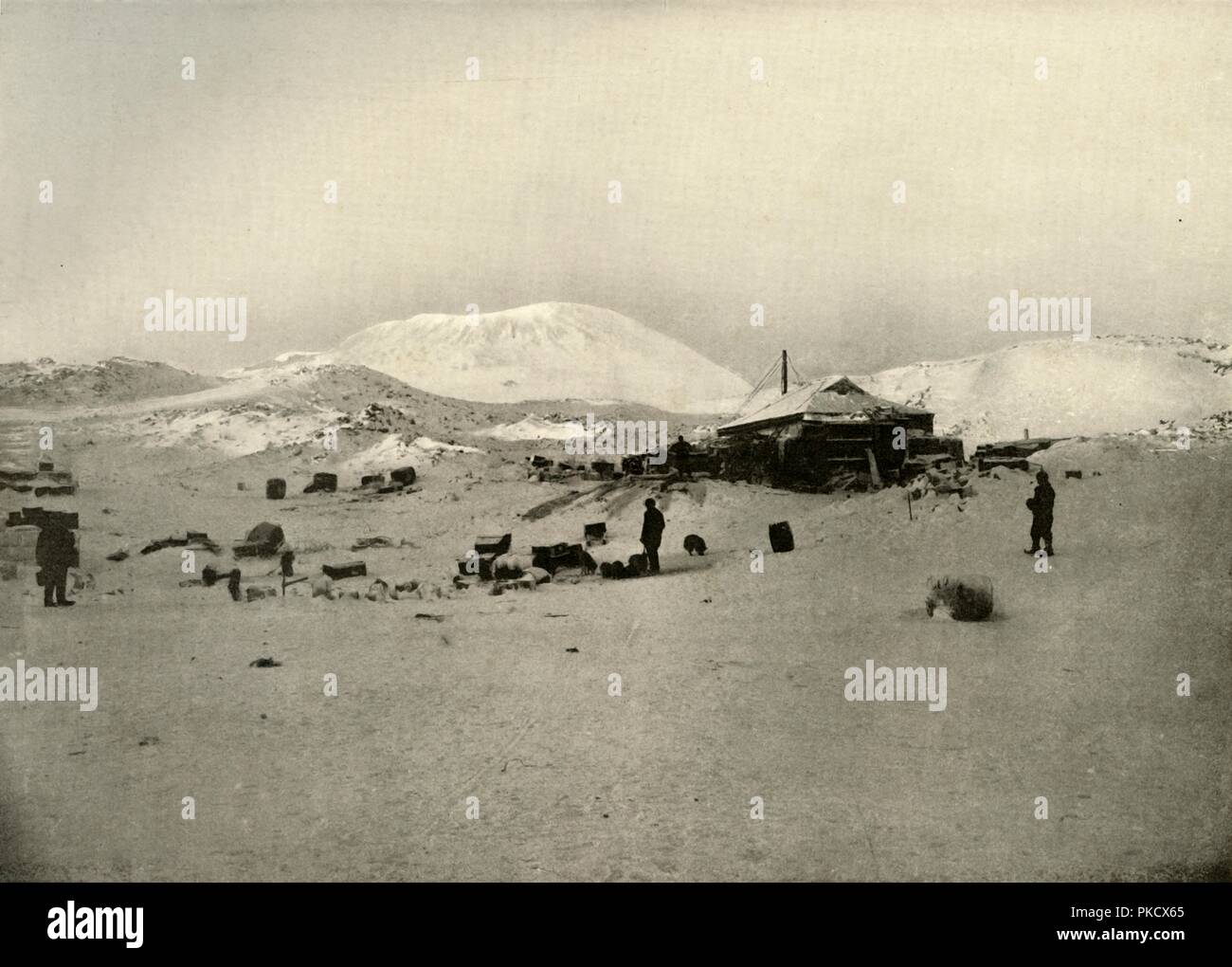"Die Winter Quarters. Mit der Mount Erebus im Hintergrund', c 1908 (1909). Artist: Unbekannt. Stockfoto