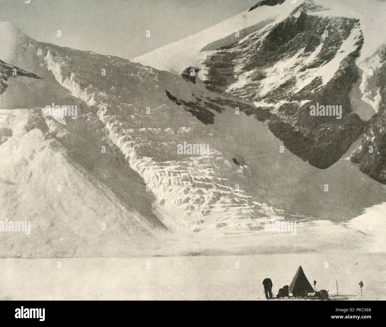 ' Camp Western Party am 28. Dezember unter einer hängenden Gletscher am Cathedral Rocks', 1909. Artist: Unbekannt. Stockfoto