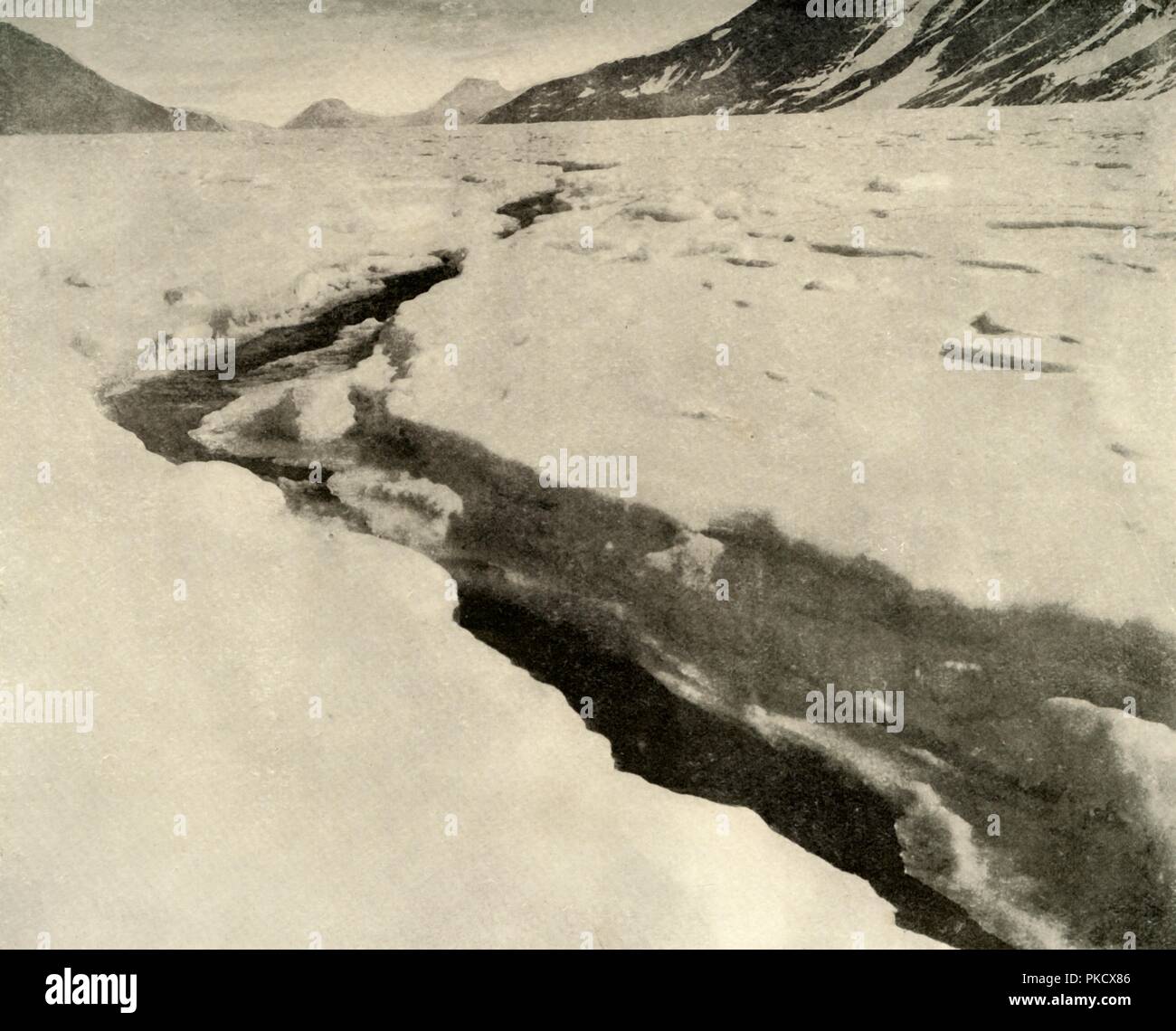 Stream von fließendem Wasser in der Mitte des Ferrar Gletscher im Hochsommer', c 1908 (1909). Artist: Unbekannt. Stockfoto