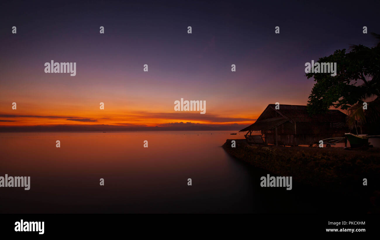 Hütte am Meer romantischer Ort im Süden von Cebu Provinz blaue Stunde erfassen Witz lange aussetzen Stockfoto