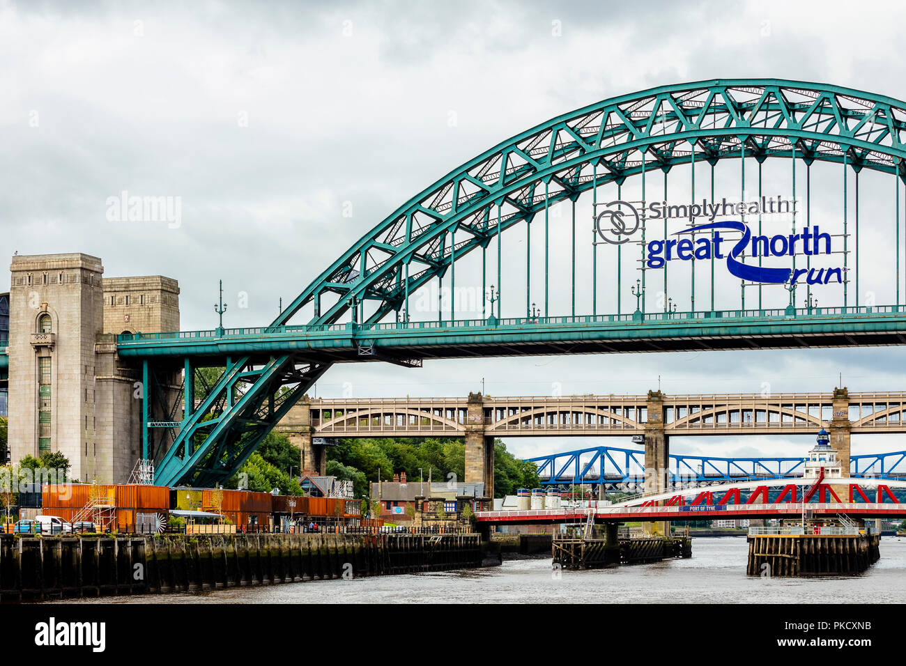 NEWCASTLE UPON TYNE, Großbritannien - 27 August 2018: Tyne Bridge entlang Tyne River, markanten architektonischen mit close-up Detail- und Surr Stockfoto