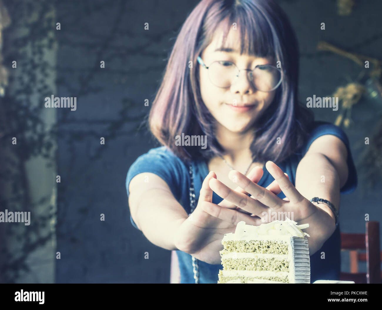 Schöne asiatische Frauen aufhören zu essen in der Zeit Gewichtskontrolle mit Diät essen Stockfoto