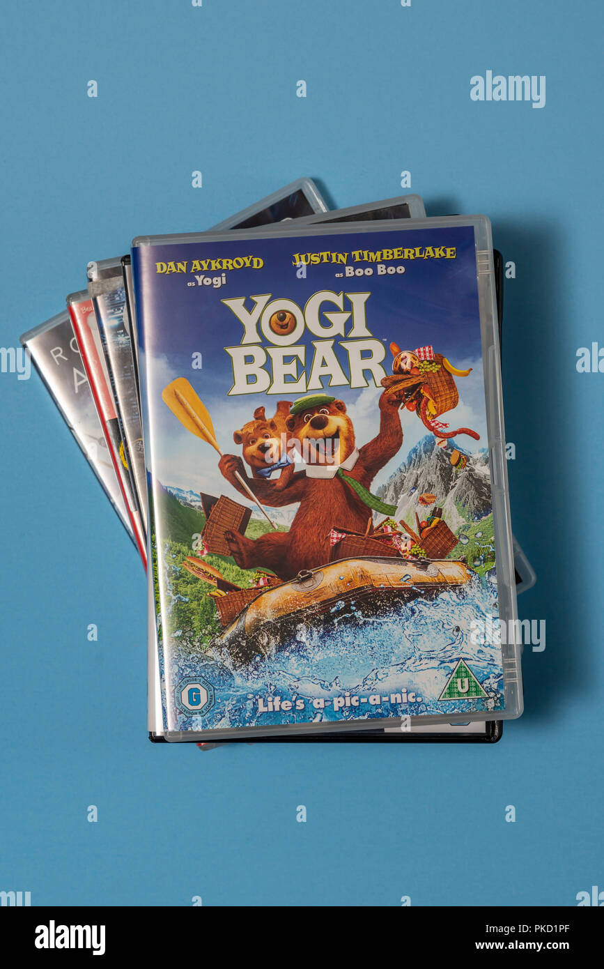 DVD Film von Yogi Bear den Film in einen Fall, der mit Kunstwerken. Stockfoto