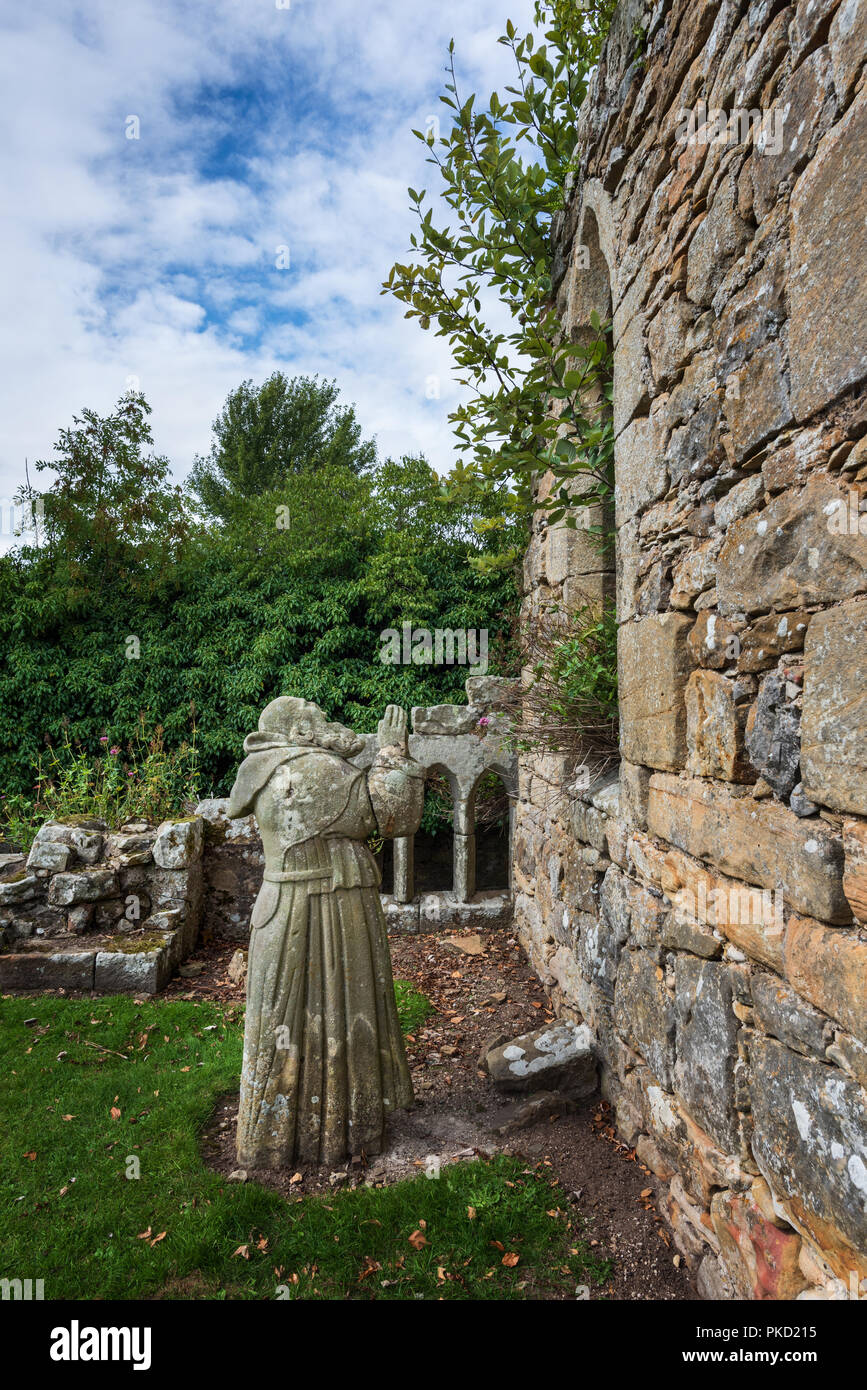 Betende Mönch Skulptur in Hulne Priorat manchmal genannt Hulne Abtei in Hulne Park Alnwick Northumberland Stockfoto