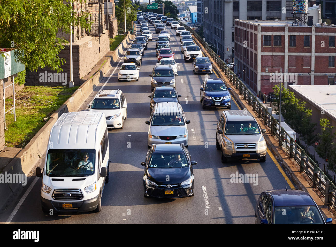 New York, USA - Juli 01, 2018: Stau auf dem Brooklyn Queens Expressway (Autobahn 278). Stockfoto