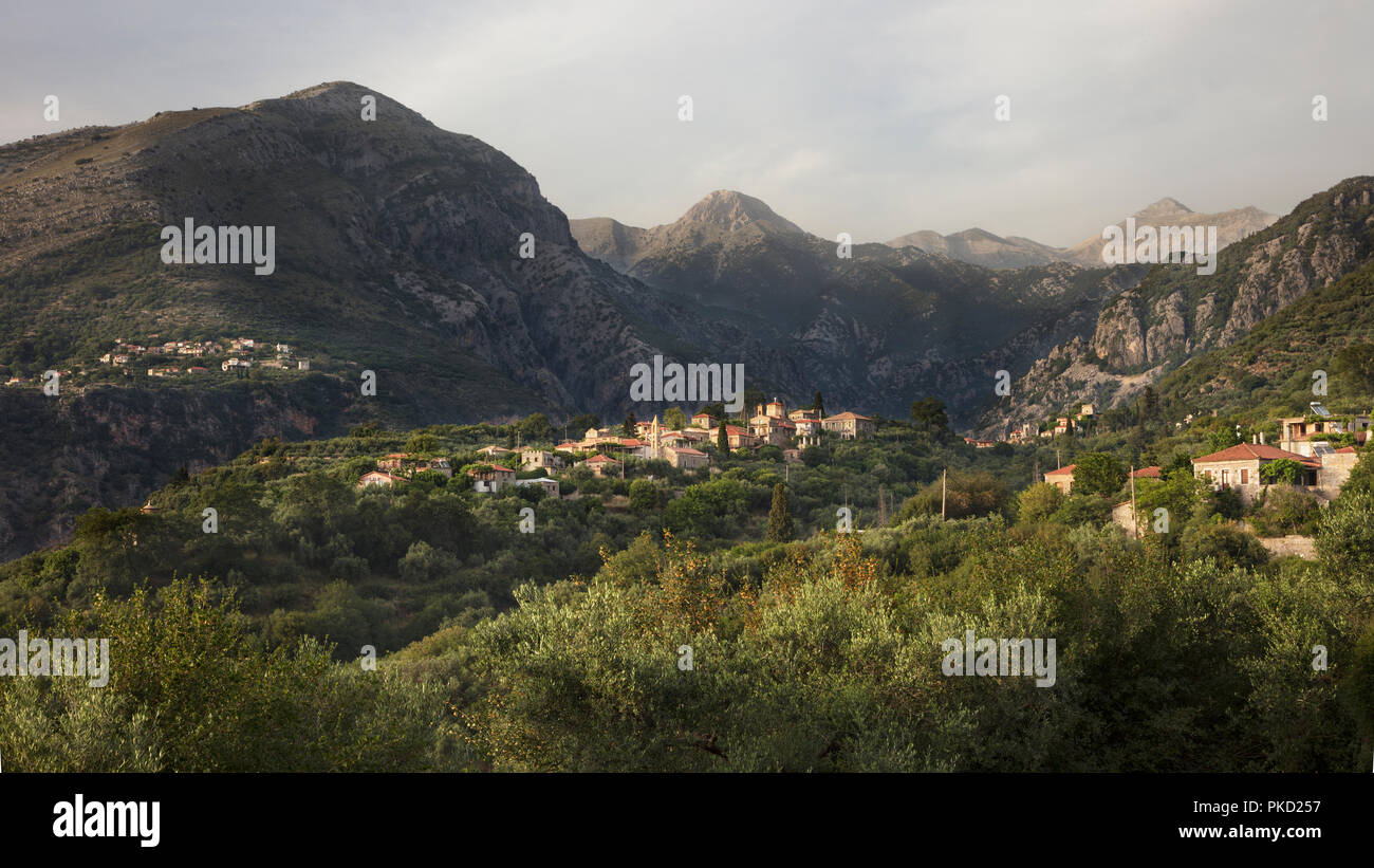 Die Chora und Tzeria Dörfer von Exohori Dorf mit Profitis Ilias Berg in den Taygetos Bereich in der Mani gesehen Stockfoto