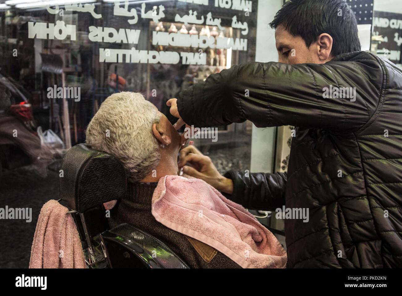 ISTANBUL, Türkei - 29 Dezember, 2015: friseur Rasieren einer seiner Kunden in der Nacht, in einem alten fashionned Friseur auf der europäischen Seite der Stadt Pi Stockfoto