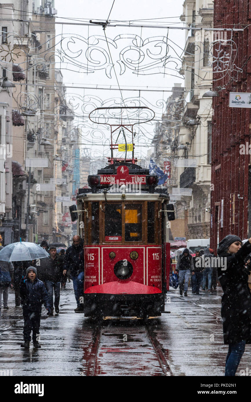 ISTANBUL, Türkei - 30. Dezember 2015: Schneesturm über eine Straßenbahn auf der Istiklal Straße, Fußgängerzone von Istanbul, Türkei. Die Istiklal ist das wichtigste pedes Stockfoto