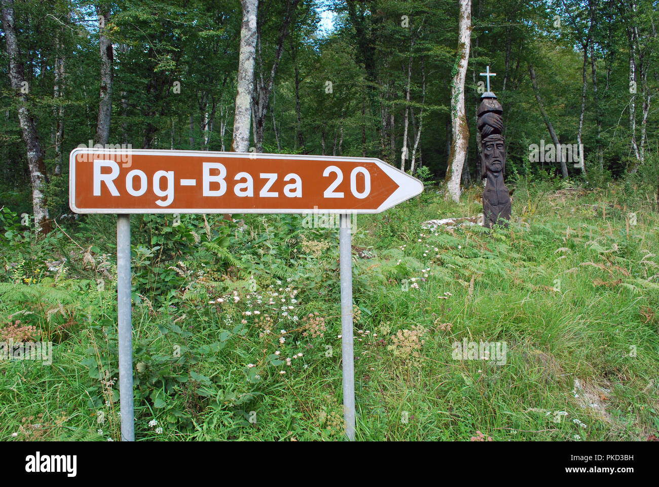Wegweiser für Rog-Baza, sobald die zentrale Basis von Titos Partisanen während des Zweiten Welt Krieg. Stockfoto