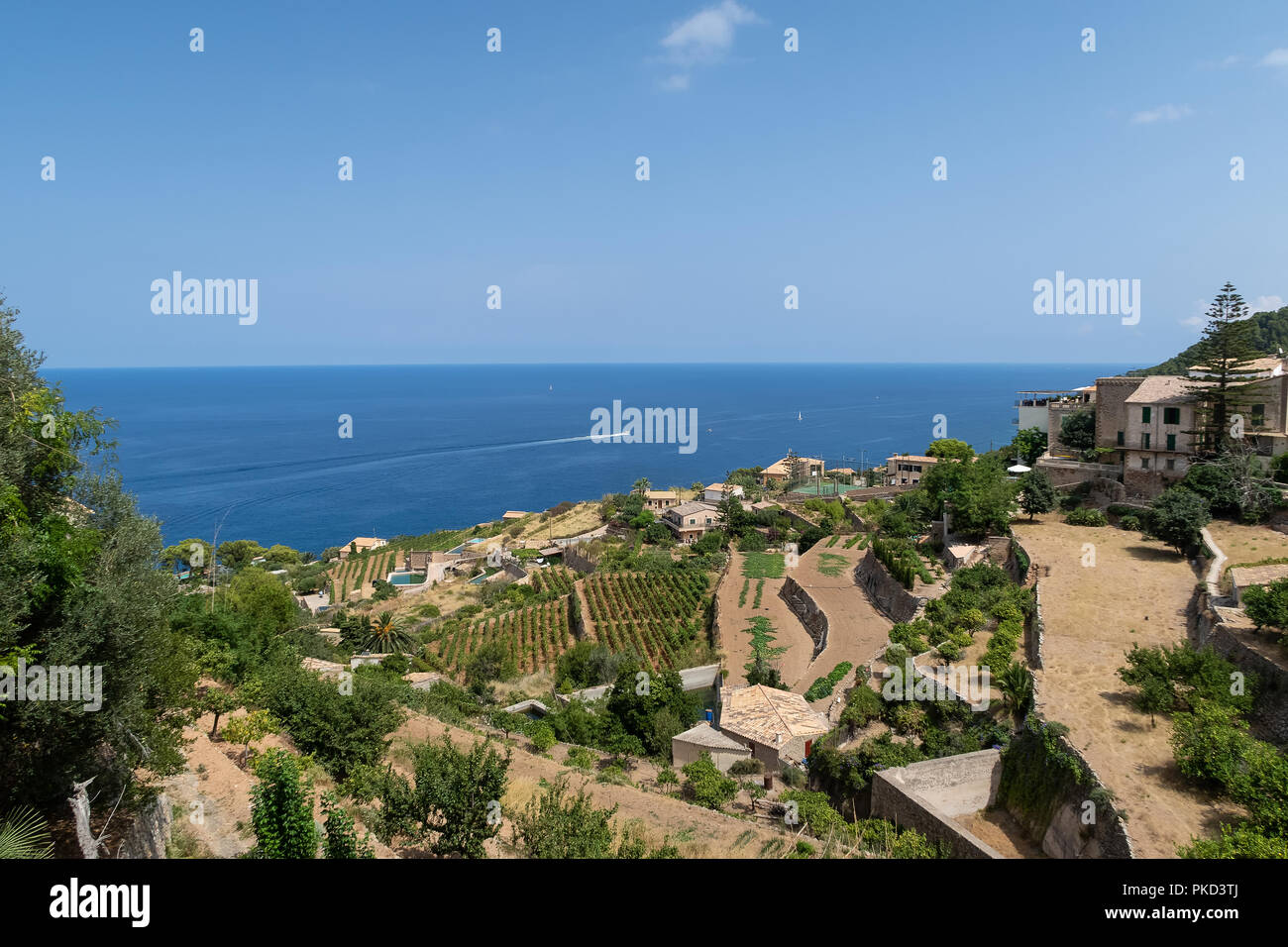 Historische Dorf Banyalbufar auf Mallorca, Spanien gegen den blauen Himmel und Meer Stockfoto