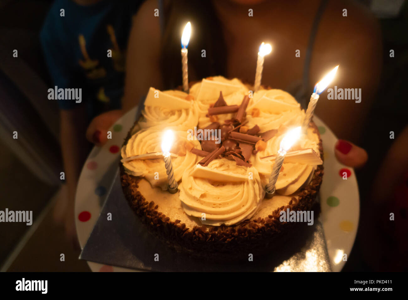 Eine Nahaufnahme einer Schokolade Kuchen hat Geburtstag Kerzen brennen auf der Oberseite. Stockfoto