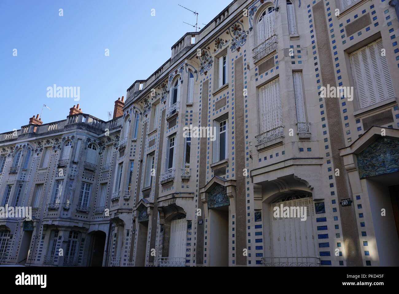 Old Fashion Steingebäude mit bunten Mosaik Garnituren in die Stadt Tours, Frankreich Stockfoto