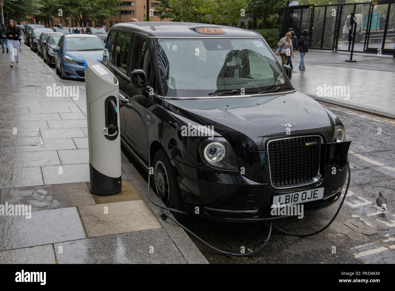 Elektrisch angetriebene London black cab oder Taxi außerhalb der Tate Modern in Southwark geparkt. Stockfoto