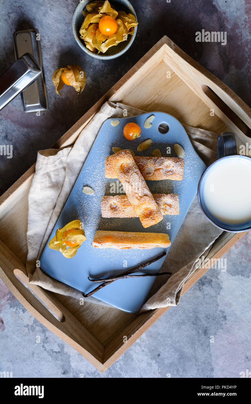 Traditionelle Finanzier Kekse mit Physalis und Mandelflocken Stockfoto