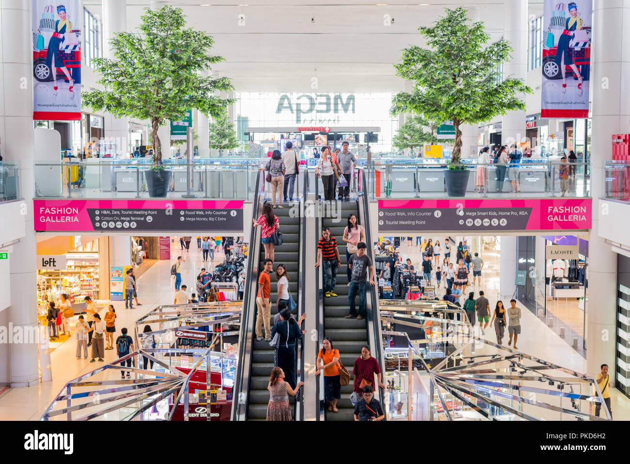 Bangkok, Thailand - 27. Juli 2018: ein Interieur mit zwei Bäume und eine Rolltreppe in Mega Bangna Shopping Mall. Stockfoto