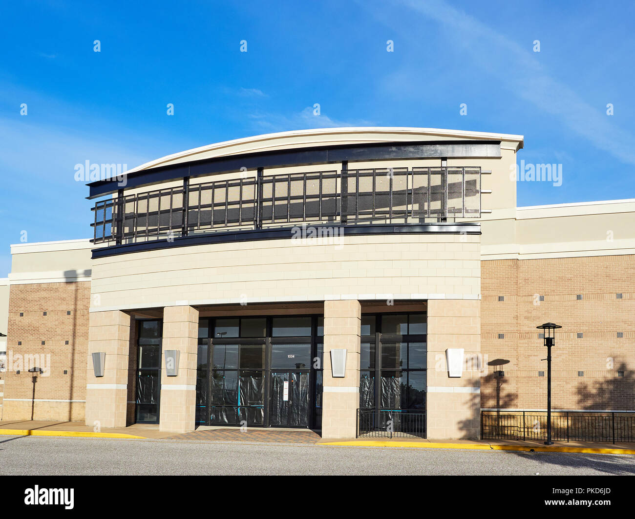 Vordere äußere eines leeren Speicher oder Store front- oder eine geschlossene Ladengeschäft in einem Einkaufszentrum in Montgomery Alabama, USA. Stockfoto