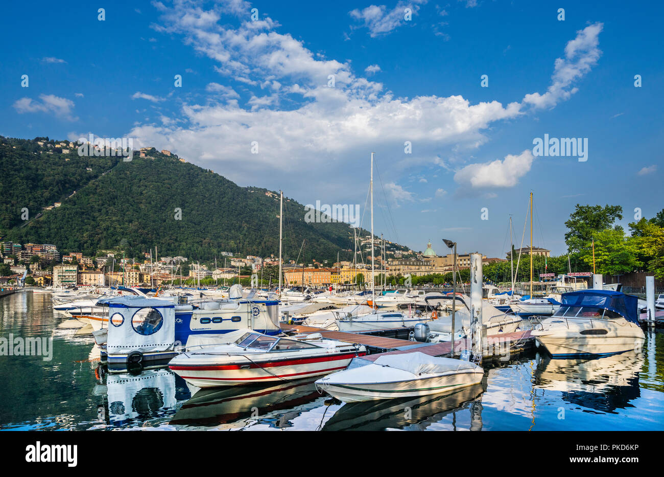 Yachten und Boote auf Como marina, Comer See, Lombardei, Italien günstig Stockfoto