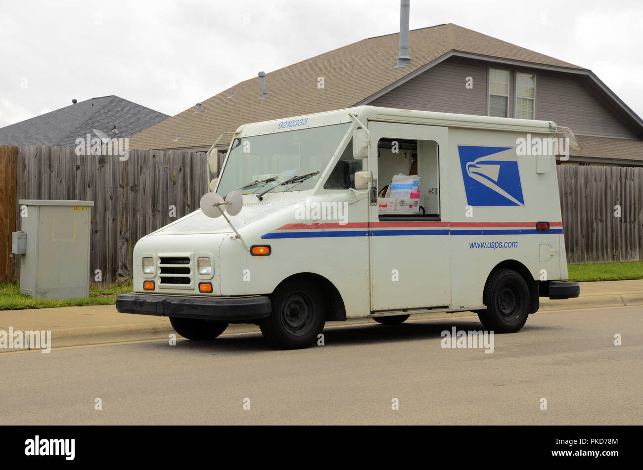 United States Postal Service mail Fahrzeug in College Station, Texas, USA, Nachbarschaft geparkt. Stockfoto