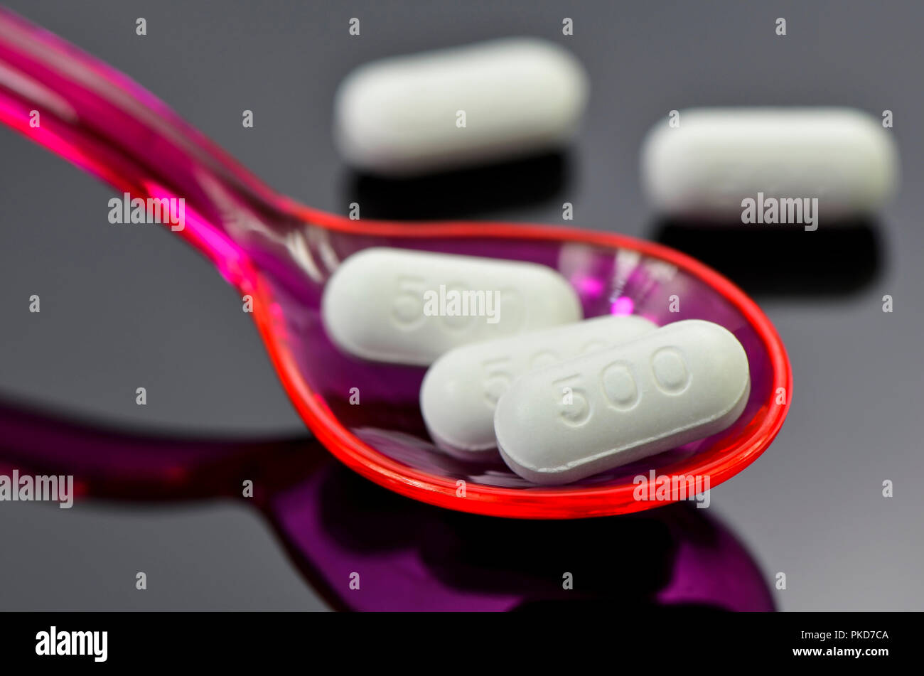 Weiß caplet mit Reflexion auf dunklem Hintergrund. Paracetamol 500 mg Tablette die OTC-Arzneimittel für die relif Schmerz und Fieber. Stockfoto