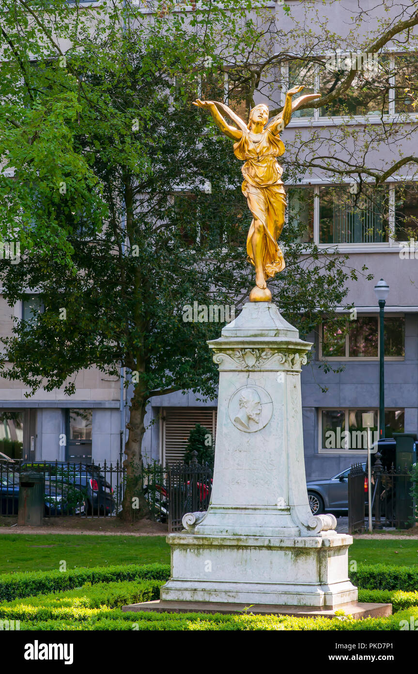 Eine goldene Statue eines Engels, Denkmal für belgische Bildhauer Julien Dillens (1849-1904), Square De Meeus. Brüssel, Belgien Mai 2018 Stockfoto