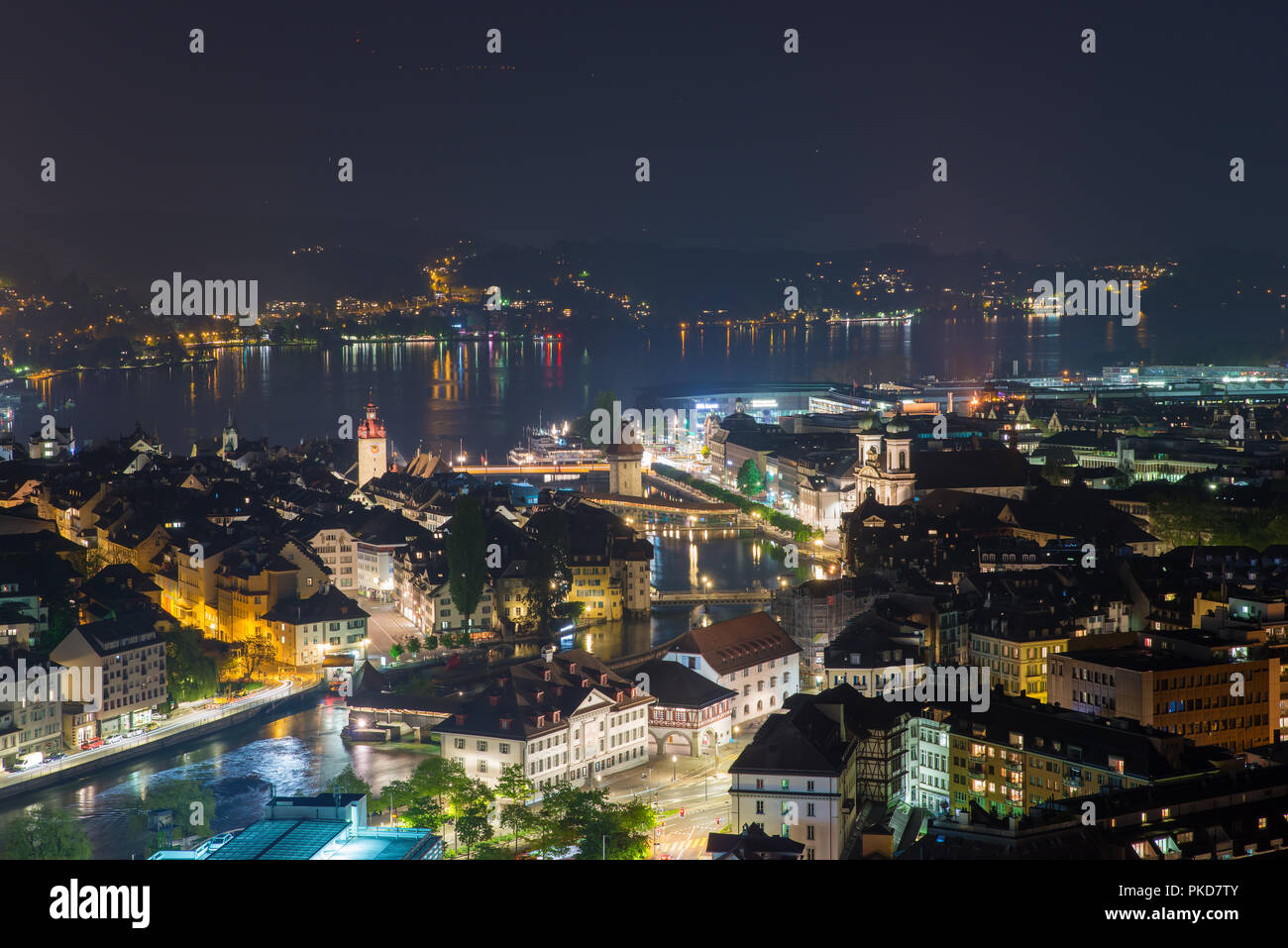 Luftbild der Altstadt von Luzern, hölzerne Kapellbrücke, Wasserturm Stein, Fluss Reuss und Vierwaldstättersee, Schweiz Stockfoto