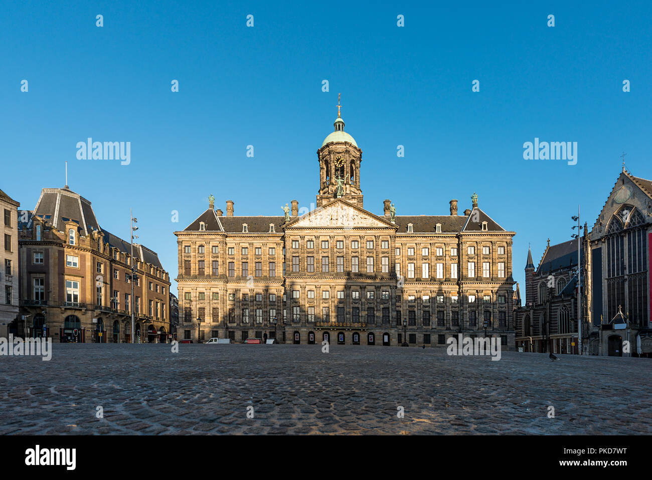 Königlicher Palast auf dem Dam Platz in Amsterdam, Niederlande. Kein Volk Damplatz in Amsterdam, Niederlande. Stockfoto