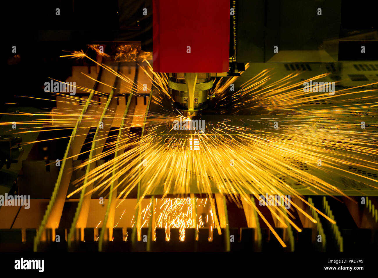 Hoher Präzision CNC Laserschneiden Blech im Werk. Stockfoto