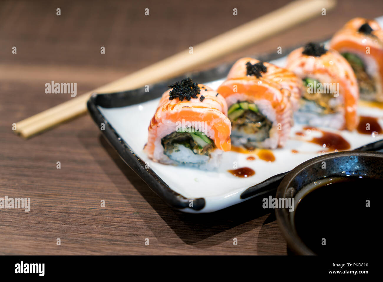 Philadelphia roll Sushi mit Lachs, Gurke, Avocado, Frischkäse, Tobiko Kaviar. Sushi Menü. Japanisches Essen. Stockfoto