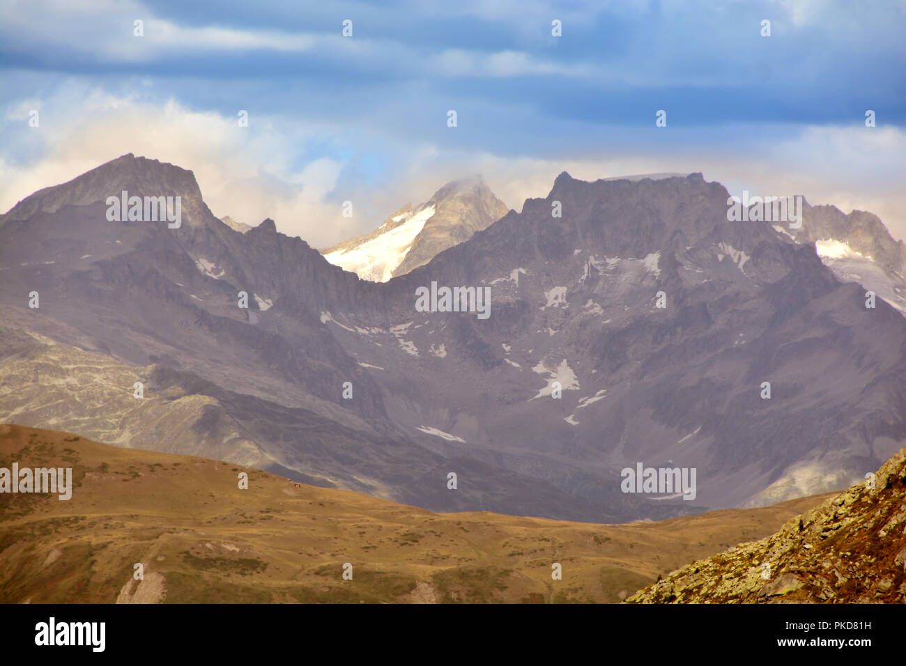 Das lauteraarhorn in den Berner Alpen gesehen von Süden auf der schweizerisch-italienischen Grenze unter schwerem Himmel Stockfoto