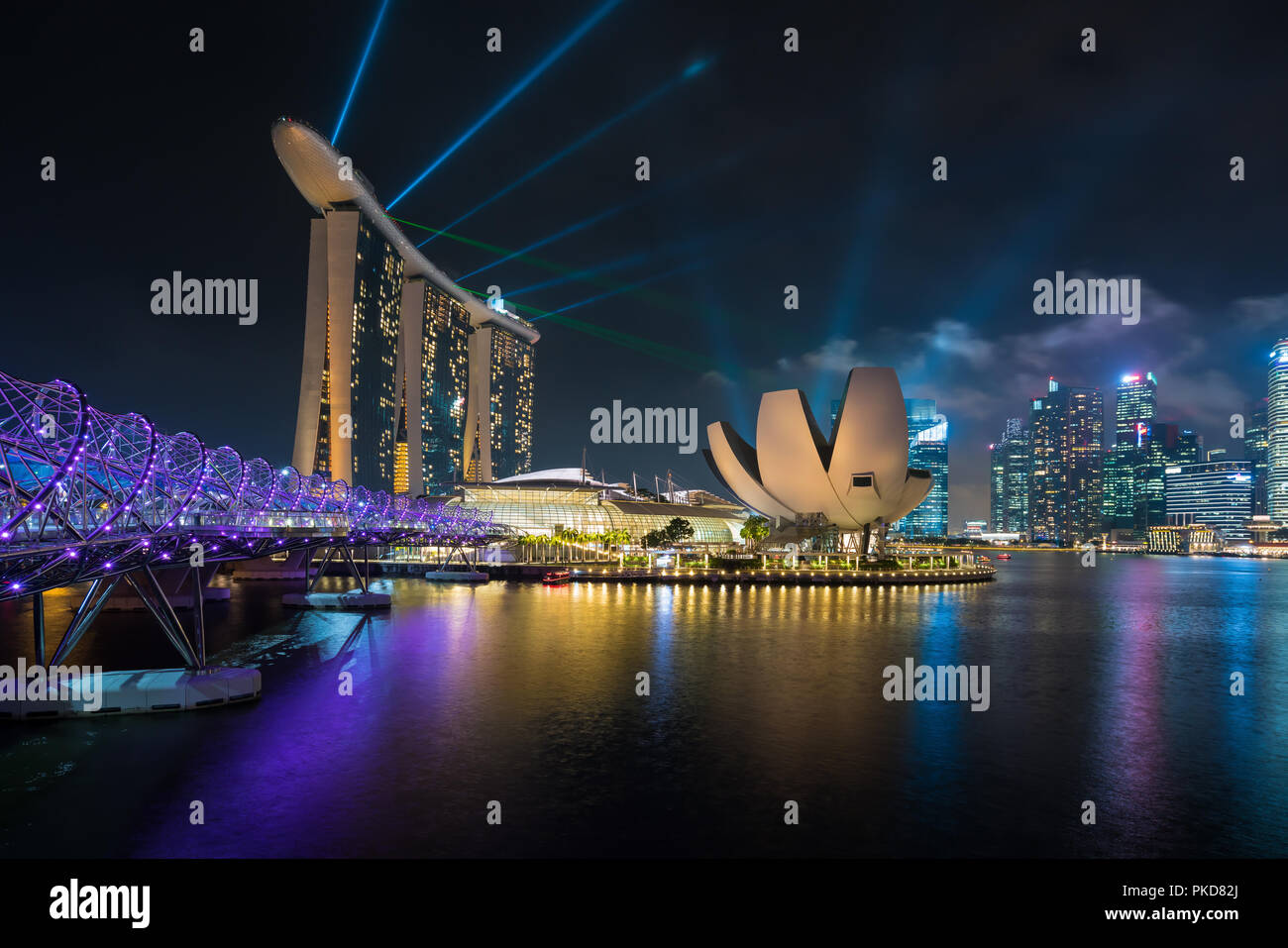 Singapur Marina Bay bei Nacht, Singapur Stadt mit Light Show ist berühmt und schön zeigen. Stockfoto