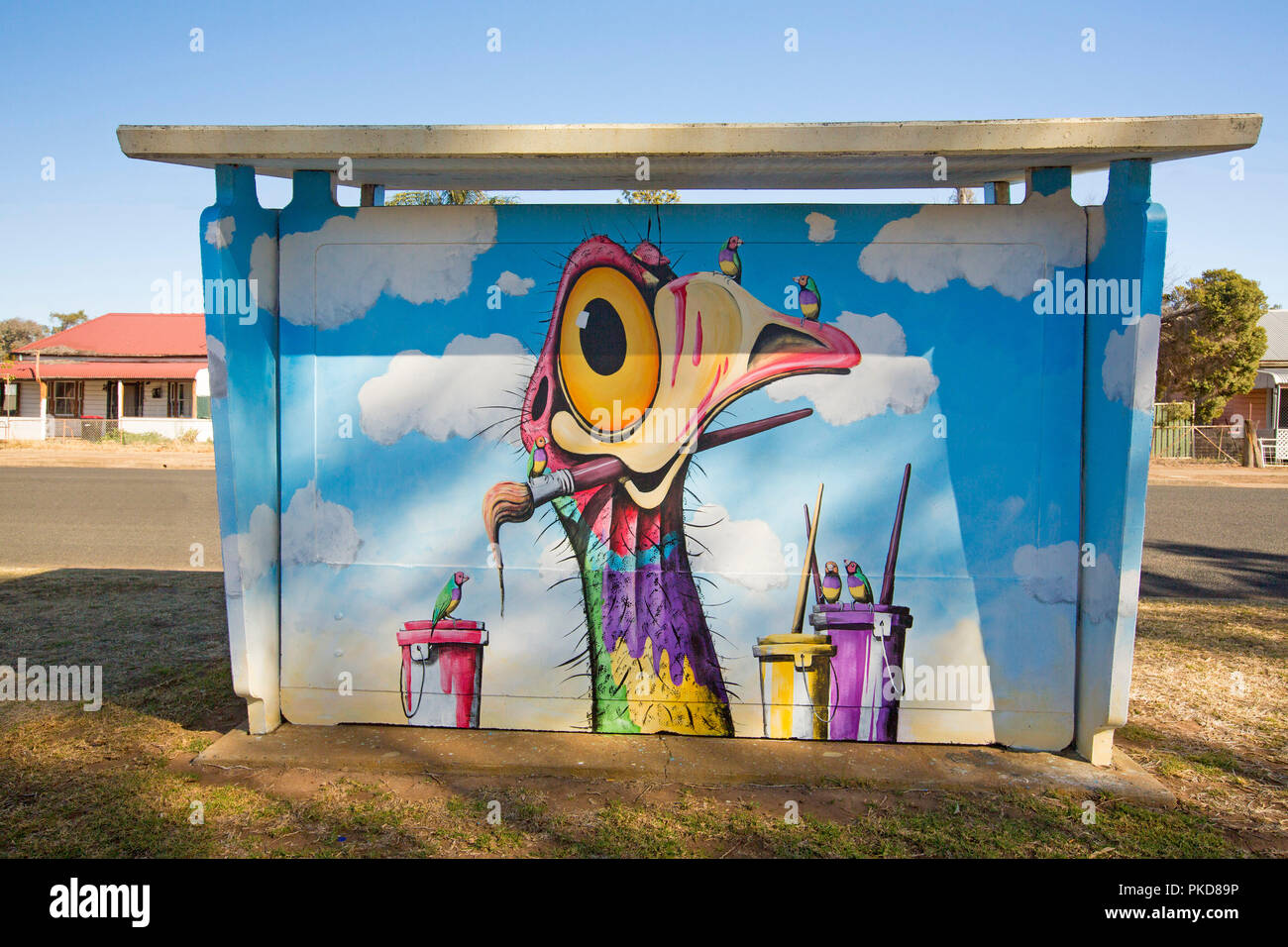 Spektakuläre, humorvoll, ungewöhnliche und bunte Street Art/Wandgemälde von Australischen emu Gesicht gegen den blauen Himmel auf wartehalle am Gulargumbone, NSW Stockfoto
